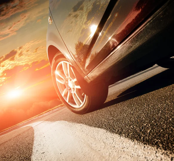 Coche que conduce en una autopista a altas velocidades, adelantando a otros coches — Foto de Stock