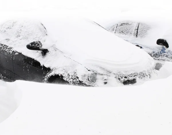 Nieve cubierto coche congelado en invierno —  Fotos de Stock