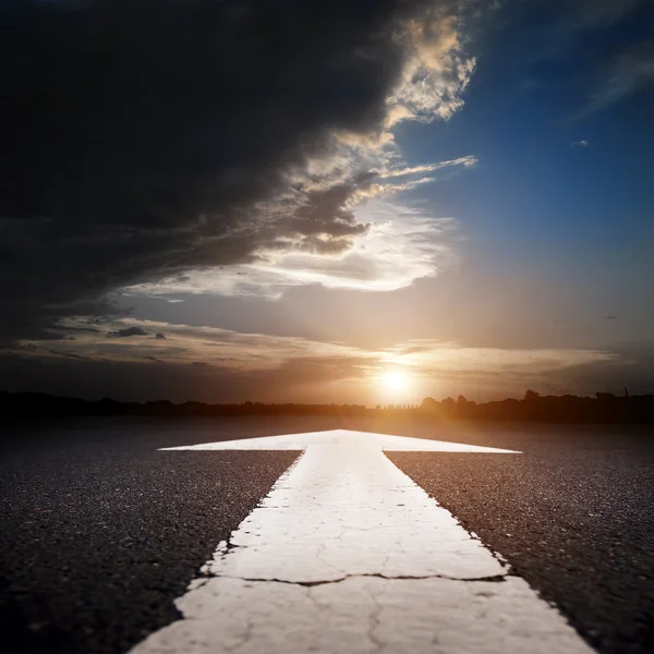 Lege asfaltweg bij zonsondergang — Stockfoto