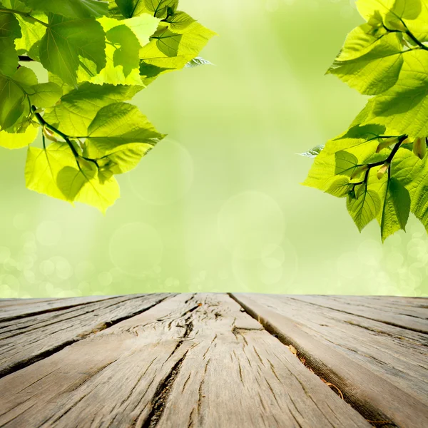 Holztisch mit naturgrünem Hintergrund — Stockfoto