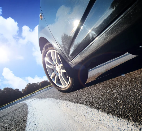 Carro dirigindo em uma auto-estrada — Fotografia de Stock