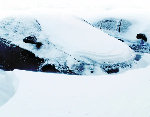 Nieve cubierto coche congelado — Foto de Stock