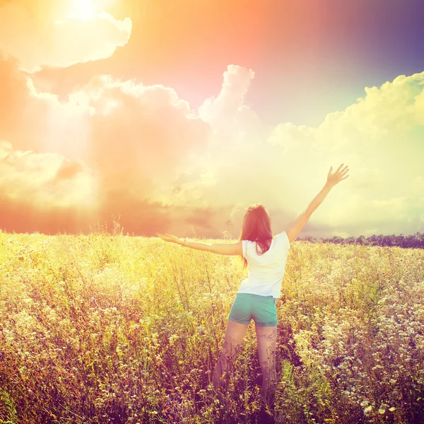 Chica en el campo de las flores — Foto de Stock