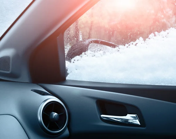 El coche se acerca a la nieve —  Fotos de Stock