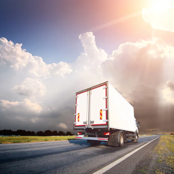 Camion con merci in movimento veloce — Foto Stock