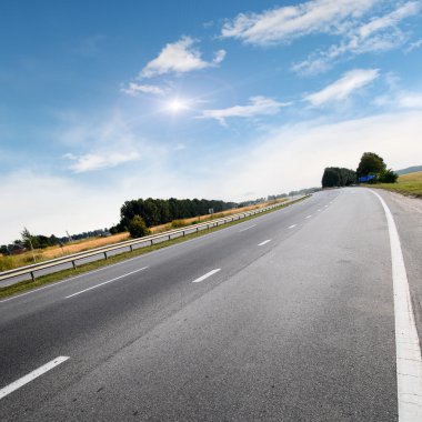 Karayolu trafik alanları yakınında