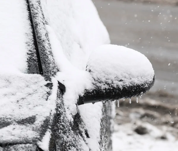 Coche cubierto de nieve — Foto de Stock