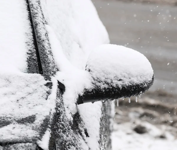 被雪覆盖的车 — 图库照片