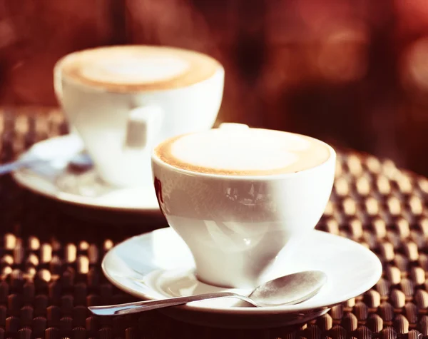 Két csésze kávé az asztalon. — Stock Fotó
