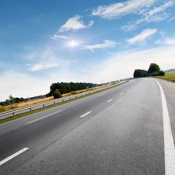 Tráfico por carretera cerca de campos — Foto de Stock