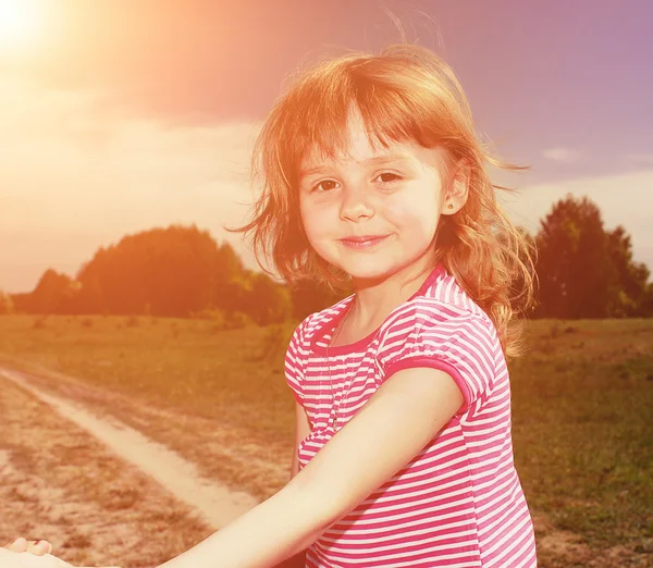 Girl in t-short on field — Stock Photo, Image