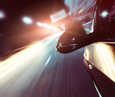 Geceleri araba taşır