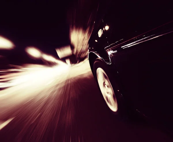 Carro na estrada à noite — Fotografia de Stock