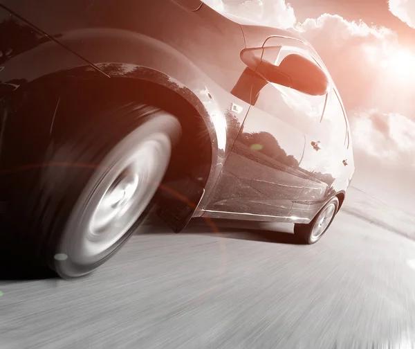 Vue latérale de la voiture noire à son tour — Photo