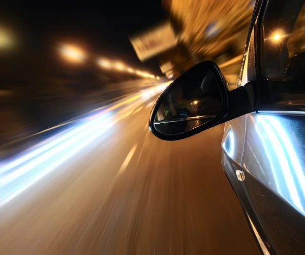 El coche se mueve por la noche — Foto de Stock