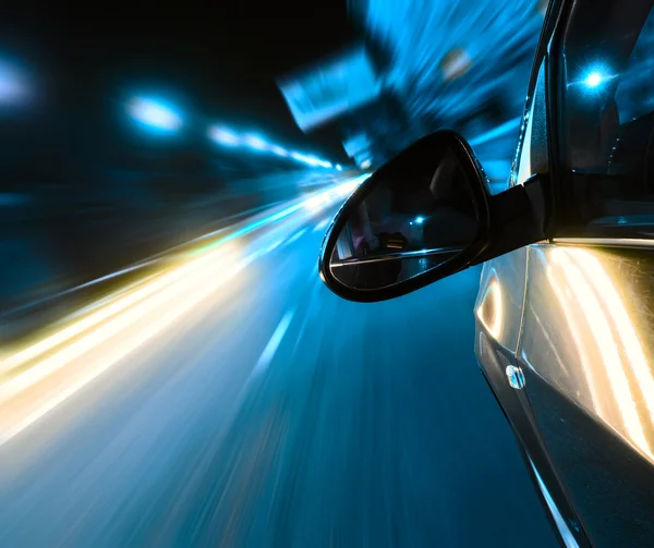 El coche se mueve por la noche —  Fotos de Stock