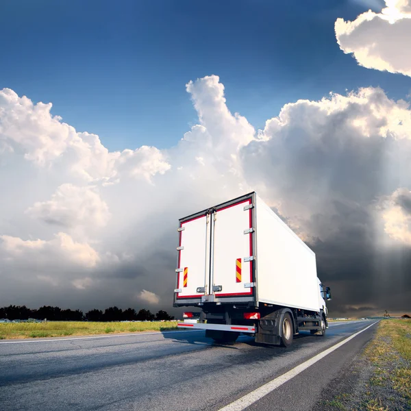 LKW mit Fracht — Stockfoto