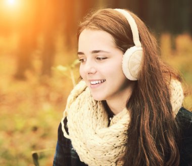 Dışarıdaki genç kadın portresi.