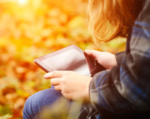 Mulher com tablet no parque — Fotografia de Stock