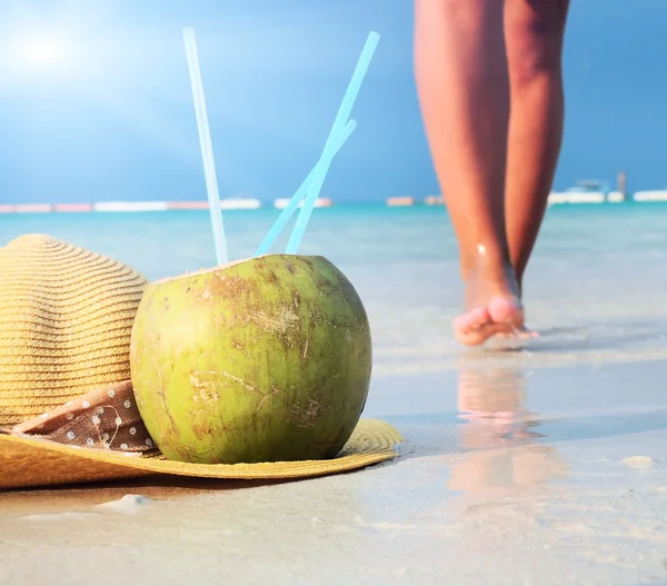 Coconut cocktail on  beach — Stock Photo, Image