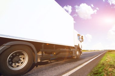 kamyon asfalt yol üzerinde