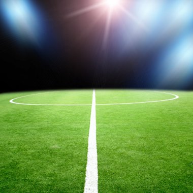 Parlak ışıkları olan futbol stadyumu