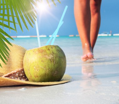 Genç bir kadın sahilde dinleniyor.