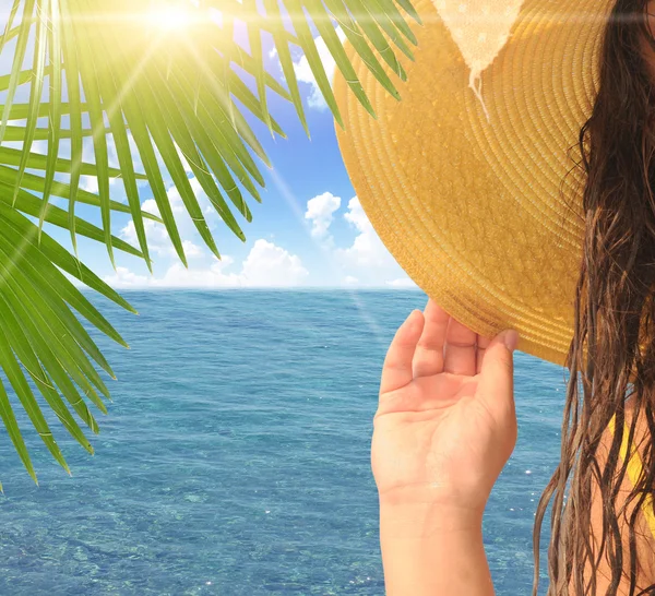 Woman enjoying beach relaxing — Stock Photo, Image