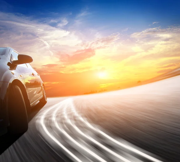 Yüksek hızlı araba ve gökyüzü — Stok fotoğraf