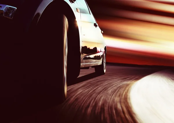 Velocidad de coche a través de la calle  . — Foto de Stock