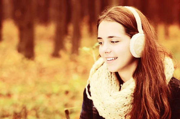 Woman in autumn park — Stock Photo, Image