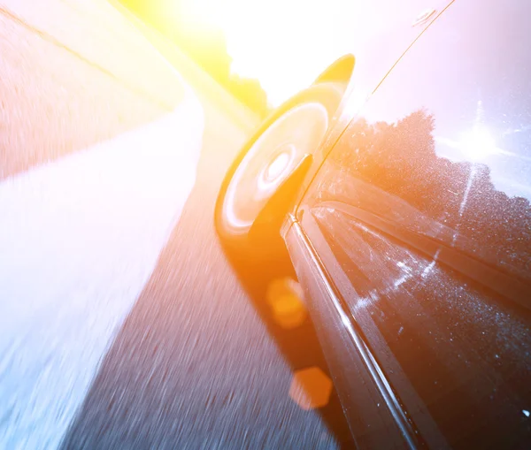 Vue de face avant de la voiture excès de vitesse — Photo