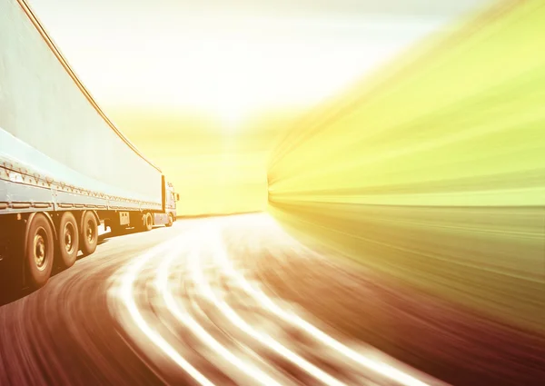 Vit lastbil på motorvägen — Stockfoto