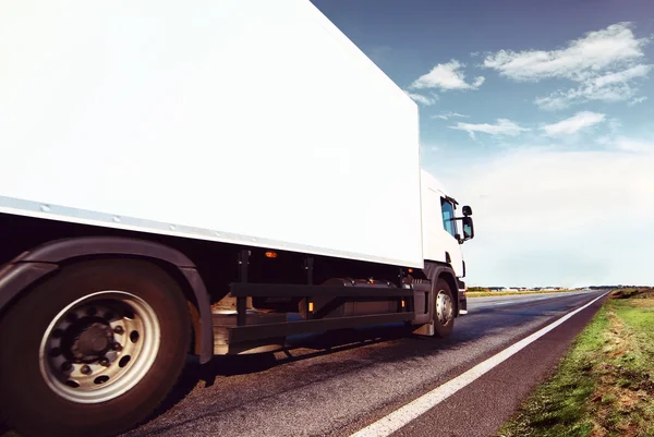 Weißer LKW auf Asphaltstraße — Stockfoto