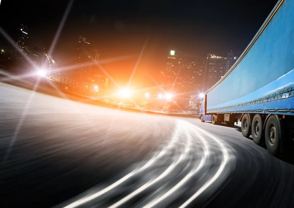 Witte vrachtwagen op de snelweg — Stockfoto