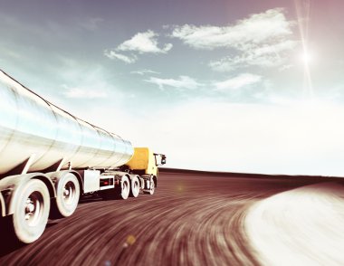 bulanık asfalt yolda kamyon