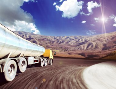 bulanık asfalt yolda kamyon