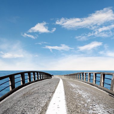 Asfalt yol boyunca tropikal deniz