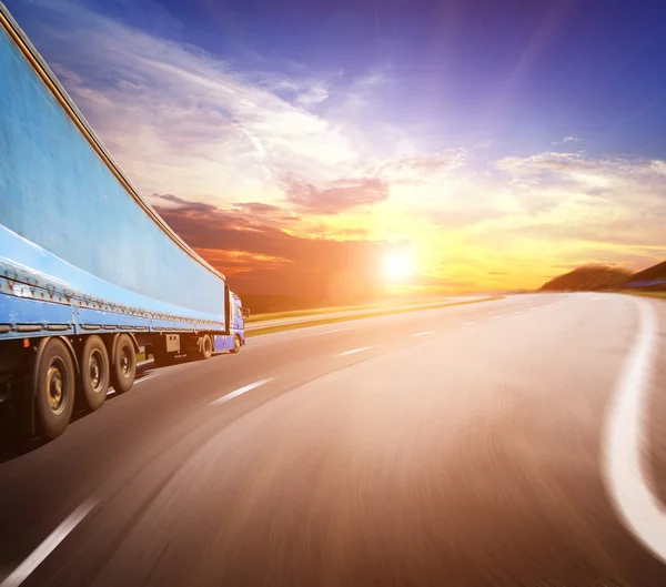 Tráfico por carretera al atardecer —  Fotos de Stock