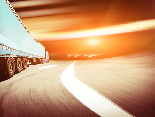 Witte vrachtwagen op de snelweg — Stockfoto