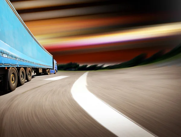 Witte vrachtwagen op de snelweg — Stockfoto