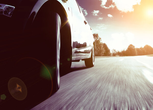 Вид спереди черного автомобиля
