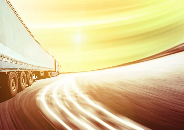 Witte vrachtwagen op de snelweg — Stockfoto