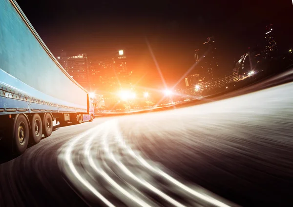 Camion blanc sur l'autoroute — Photo