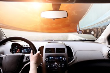 Sürücü direksiyon simidi üzerinde eller