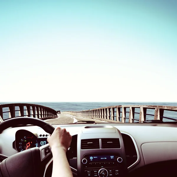 Manos del conductor en el volante — Foto de Stock