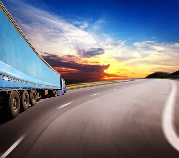 Karayolu trafiğe günbatımı