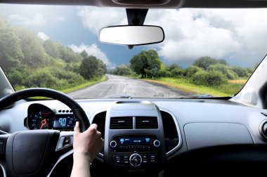 Sürücü direksiyon ellerde