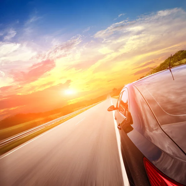 Coche en el fondo de la carretera — Foto de Stock