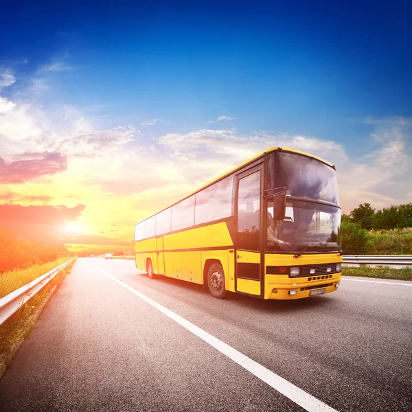 Autobús de conducción en carretera — Foto de Stock